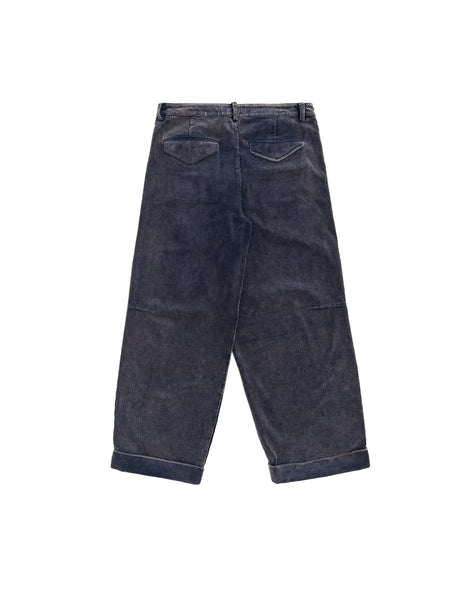 Model wearing the pants in a streetwear workwear outfit.